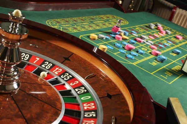 natuna Sic Bo Dadu live-dealer table interface showing three dice, betting options, and player account balance